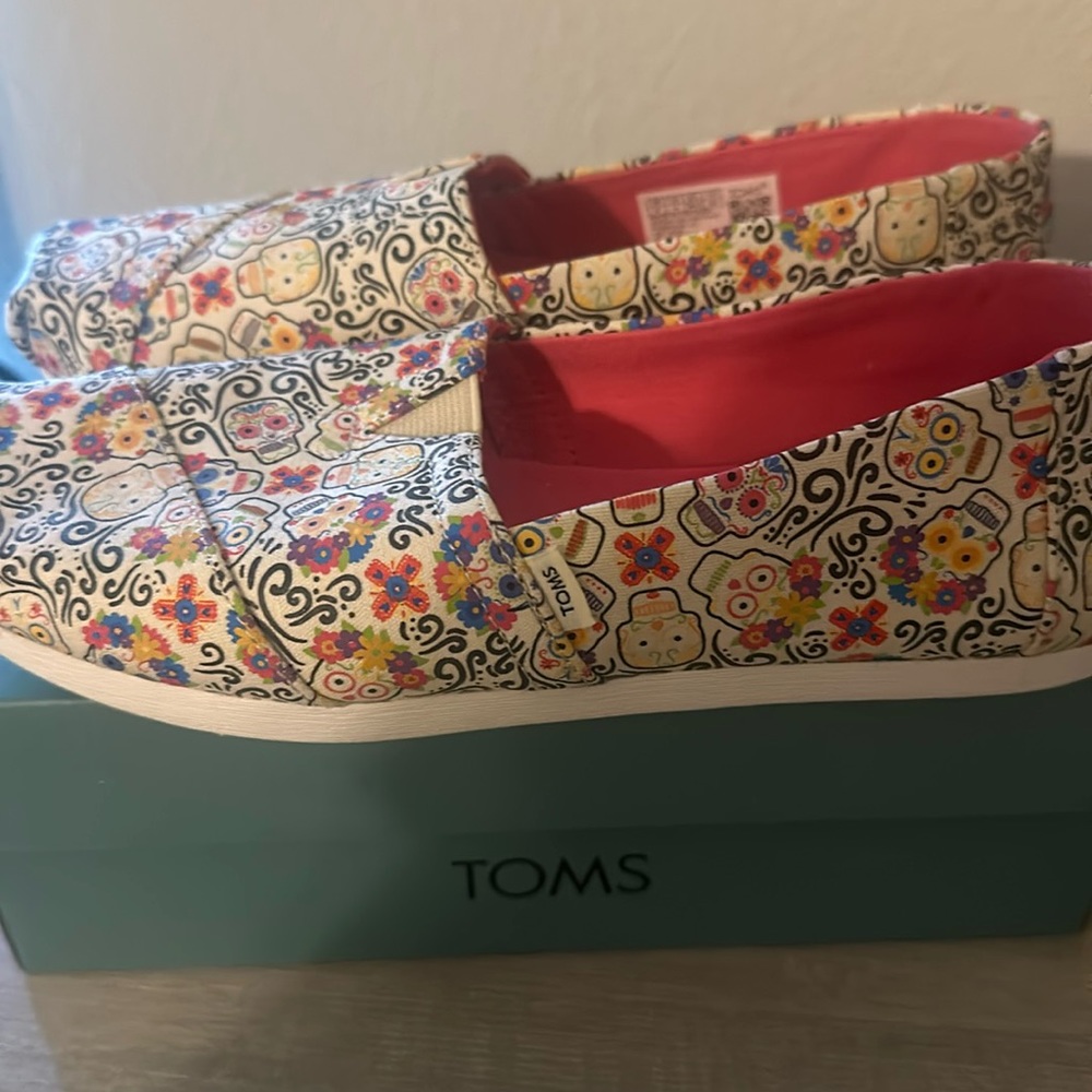 Tom’s Day of the Dead shoes, size 6